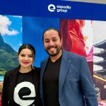 Alexandre Rodrigues com Cassiana Siqueira, da Expedia, no coquetel da Expedia que aconteceu no Lagune Barra Hotel