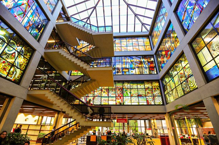 Parceria entre MB e PUC Paraná aprimora plataforma de biblioteca digital