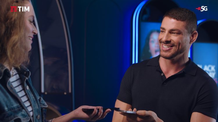 Black Friday “indecente” da TIM tem hotlist com Cauã Reymond para destacar iPhone 16e