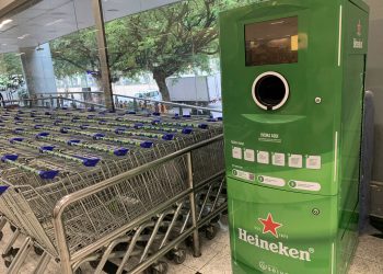 Coleta de garrafas no Prezunic