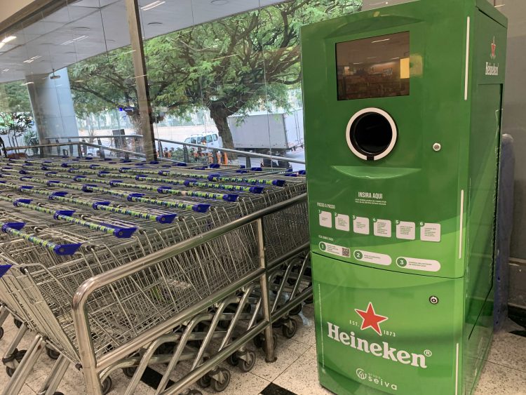 Coleta de garrafas no Prezunic