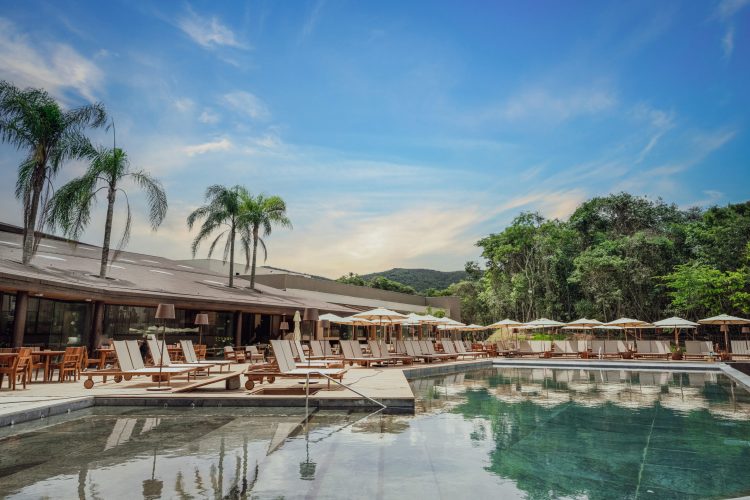 Empresária à frente do Clara Resorts conduz o empreendimento de Inhotim, integrando hospitalidade de alto padrão, arte, cultura, sustentabilidade e experiências familiares