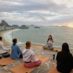 Rio Othon Palace promove aulão de Yoga com Esther Bruno e brunch minimalista do chef Rubens Gonçalo no rooftop