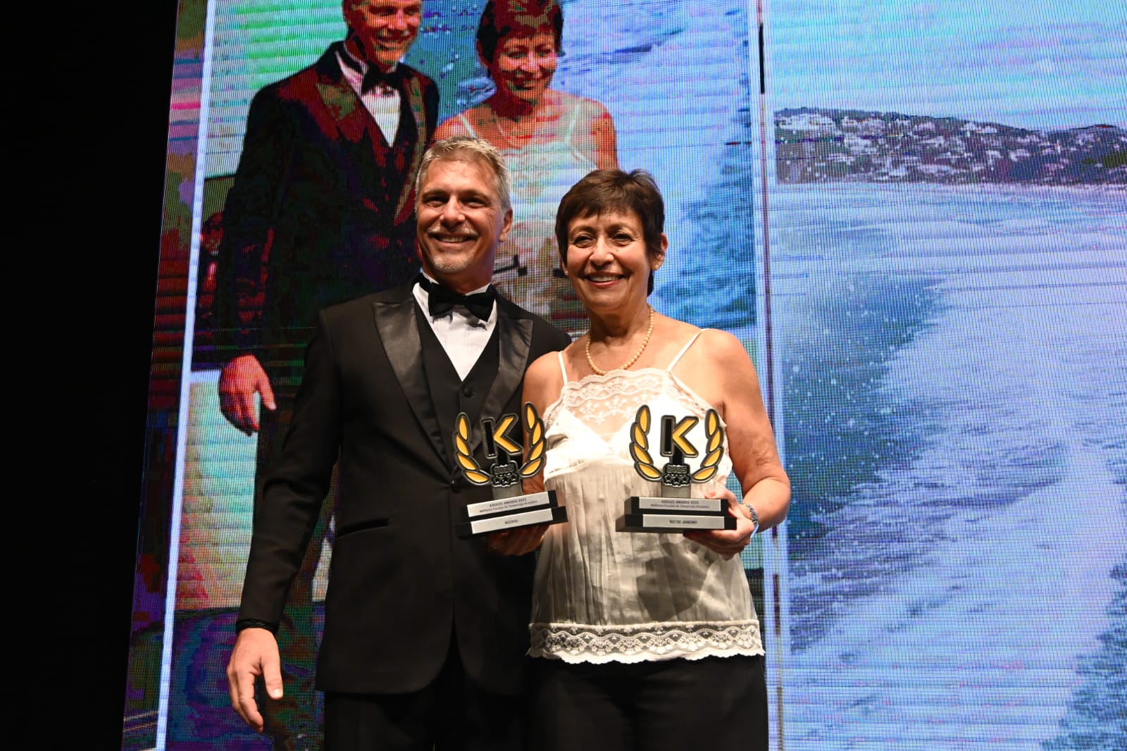 Diretora do Pier Mauá, Denise Lima, com os dois troféus vencidos pelo porto carioca