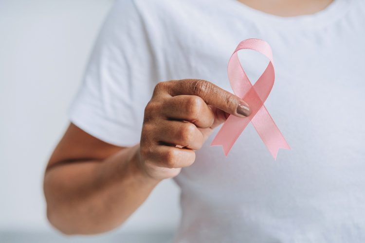 Lojas Marisa e Neuralmed se unem em ação de conscientização sobre o câncer de mama