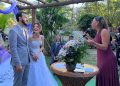 Celebrante Elaine Momnteiro com noivos