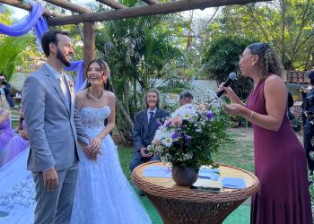 Celebrante Elaine Momnteiro com noivos