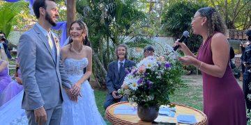 Celebrante Elaine Momnteiro com noivos