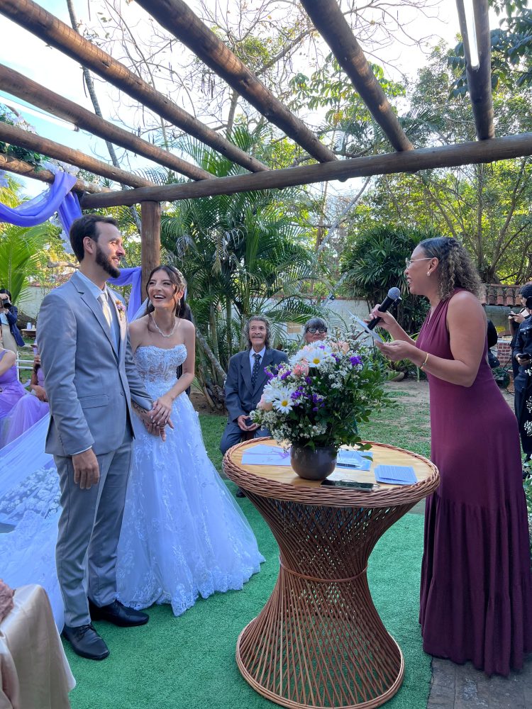 Celebrante Elaine Momnteiro com noivos