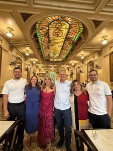 Os empresários Denise e Cláudio Del Bianco com a equipe Del Bianco Memories