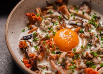 Cogumelos com gema confitada e fonduta de taleggio - Foto: @aldobarranco