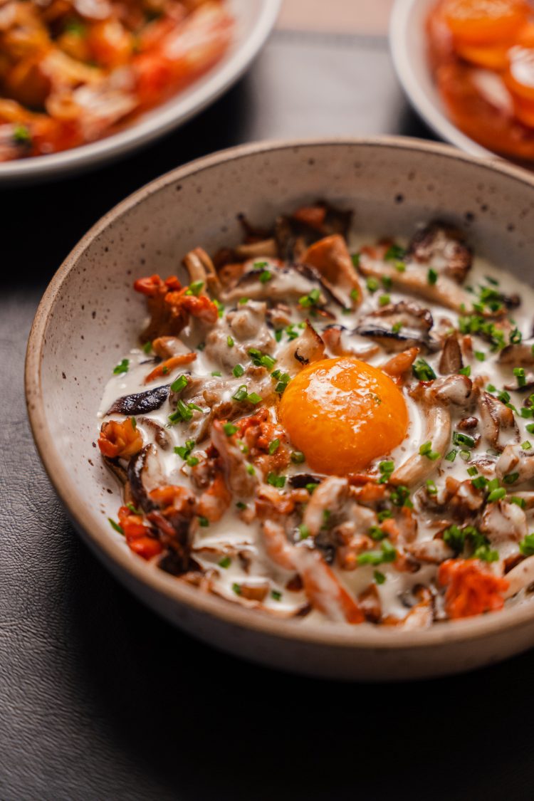 Cogumelos com gema confitada e fonduta de taleggio - Foto: @aldobarranco