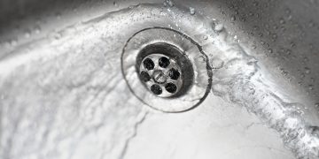 Como desentupir pia com açúcar: funciona mesmo ou é mito?