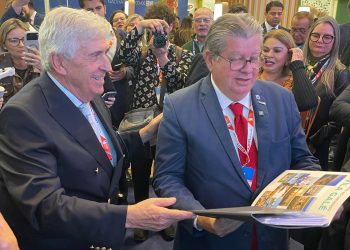 Dr Jorge Rebelo de Almeida, fundador e presidente da Vila Galé, e João Azevêdo Lins, governador da Paraíba, durante a BTL