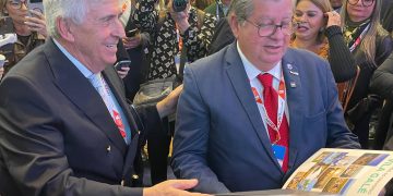 Dr Jorge Rebelo de Almeida, fundador e presidente da Vila Galé, e João Azevêdo Lins, governador da Paraíba, durante a BTL