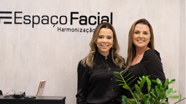 Sócias fundadoras da Espaço Facial. Dra. Vanessa Farias (à esquerda) e Dra. Carine Amaral (à direita) 