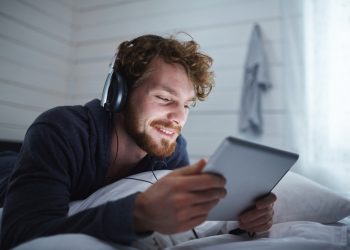 IPTV para filmes: como quem cansou de pagar três plataformas diferentes está resolvendo o problema