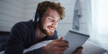 IPTV para filmes: como quem cansou de pagar três plataformas diferentes está resolvendo o problema