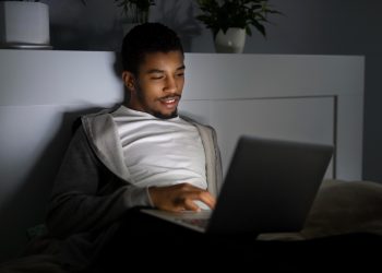 Futebol, Fórmula 1 e NBA: por que o esporte ao vivo virou o campo de batalha entre streaming e IPTV