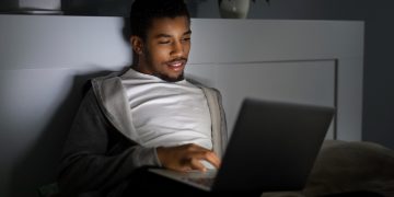 Futebol, Fórmula 1 e NBA: por que o esporte ao vivo virou o campo de batalha entre streaming e IPTV