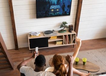 Streaming, TV paga e o custo do entretenimento: por que a conta mensal do brasileiro cresceu mais rápido do que o catálogo