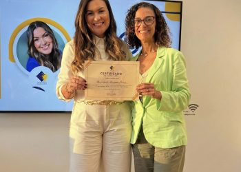 Priscila Pereira da GP Gerencie entregando certificado para aluna da imersão.