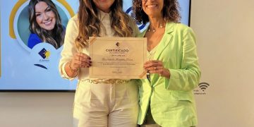 Priscila Pereira da GP Gerencie entregando certificado para aluna da imersão.