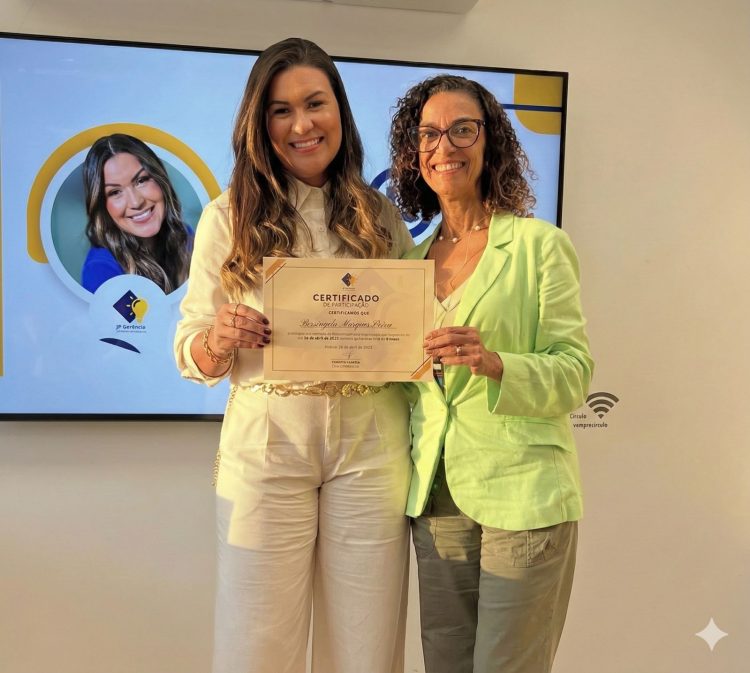Priscila Pereira da GP Gerencie entregando certificado para aluna da imersão.