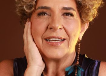 Sandra Duailibe homenageia Nana Caymmi no show “Resposta ao Tempo” no Teatro Brigitte Blair