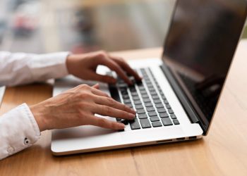 Por que verificar dados pessoais antes de fechar negócio se tornou regra no Brasil