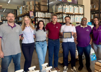 Equipe Klivex recebendo selo Distribuidor de Ouro da Spartan