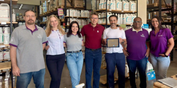 Equipe Klivex recebendo selo Distribuidor de Ouro da Spartan