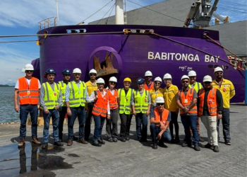 Integrantes do Núcleo de Comércio Exterior e Logística da Associação Empresarial de São Francisco do Sul durante visita técnica à embarcação Babitonga Bay. | Foto: Divulgação
