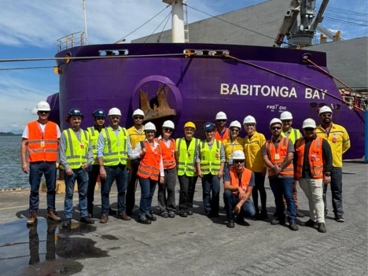 Integrantes do Núcleo de Comércio Exterior e Logística da Associação Empresarial de São Francisco do Sul durante visita técnica à embarcação Babitonga Bay. | Foto: Divulgação