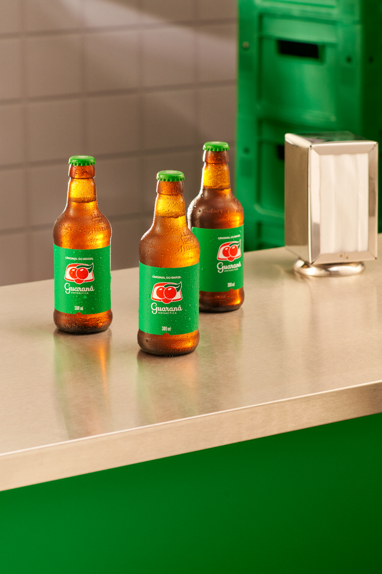 Guaraná Antarctica anuncia a volta da garrafinha retornável com campanha estrelada por Ivete Sangalo