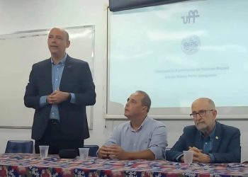 Fábio Barboza Passos, Vice-Reitor da UFF; Waldeck Carneiro, Professor Titular da UFF e Coordenador-Geral do OFPS; e Luiz Paulo Corrêa da Rocha, Deputado Estadual e um dos participantes do evento, no lançamento do Observatório Fluminense de Políticas Sociais Carlos Walter Porto-Gonçalves, em 2025 (Divulgação Ascom OFPS)