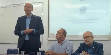 Fábio Barboza Passos, Vice-Reitor da UFF; Waldeck Carneiro, Professor Titular da UFF e Coordenador-Geral do OFPS; e Luiz Paulo Corrêa da Rocha, Deputado Estadual e um dos participantes do evento, no lançamento do Observatório Fluminense de Políticas Sociais Carlos Walter Porto-Gonçalves, em 2025 (Divulgação Ascom OFPS)