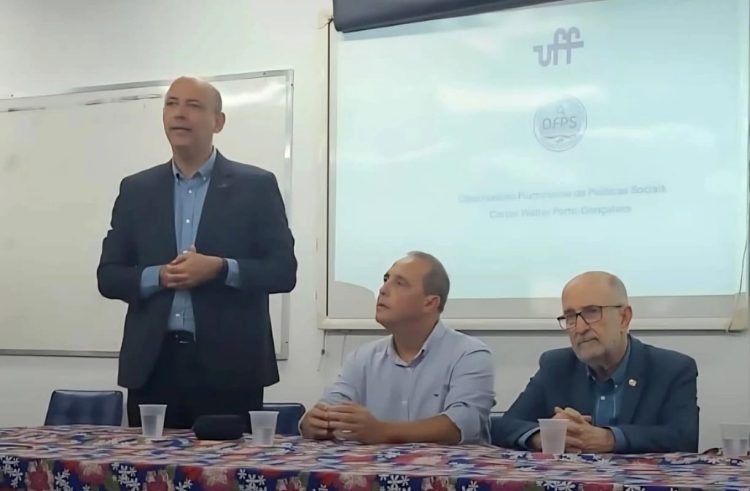 Fábio Barboza Passos, Vice-Reitor da UFF; Waldeck Carneiro, Professor Titular da UFF e Coordenador-Geral do OFPS; e Luiz Paulo Corrêa da Rocha, Deputado Estadual e um dos participantes do evento, no lançamento do Observatório Fluminense de Políticas Sociais Carlos Walter Porto-Gonçalves, em 2025 (Divulgação Ascom OFPS)