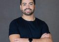 A Ana Gaming, holding que opera as marcas 7K Bet, Cassino Bet e Vera Bet, anuncia Antonio Guerardi como novo Chief Marketing Officer (CMO) da companhia. O profissional, que estava na Unidas, conta com mais de 18 anos de experiência em empresas B2B e B2C, Customer Experience (CX) e aluguel e venda de veículos. Guerardi é graduado em Comunicação e Marketing, com MBA em Administração, Negócios e Marketing pelo IBMEC e pela FGV. Também realizou formação internacional na University of Tampa – John H. Sykes College of Business, com foco em economia, inteligência artificial e empreendedorismo. “Assumir esse novo papel é um passo importante na minha carreira e me motiva pelo desafio de construir e evoluir em um segmento dinâmico. Encaro esse momento com bastante energia e senso de responsabilidade. Sei que a Ana Gaming é uma gigante do setor e quero contribuir para este processo de crescimento da empresa. Também não poderia deixar de agradecer à Unidas pelos anos de parceria, oportunidades e confiança ao longo dessa trajetória. Foi um período muito relevante na minha carreira”, afirma Guerardi. Na Unidas, Antonio atuou como CMO, acumulando também a posição de Diretor Executivo de Atendimento e Customer Experience. Ao longo desse período, liderou a integração das frentes de Marketing, CX e Relacionamento com Clientes, com atuação direta na evolução dos canais digitais e na estruturação de uma agenda consistente de crescimento orientado por dados e experiência do cliente. Entre seus principais destaques estão a liderança do rebranding da marca Unidas após o processo de fusão com a Locamerica, incluindo também o lançamento da marca Unidas Livre, ampliando a presença da companhia no segmento de assinatura de veículos. Ao longo desse período, atuou na evolução dos canais digitais, na estruturação de uma operação de marketing com forte orientação a dados e fortalecimento da integração entre marketing, atendimento e relacionamento com clientes. Antonio também liderou iniciativas de digitalização, automação e desenvolvimento da agenda de Customer Experience, apoiando a evolução dos negócios de Rent a Car, Seminovos, Fleet e assinatura de veículos, além de contribuir para o fortalecimento da cultura de centralidade no cliente na organização.