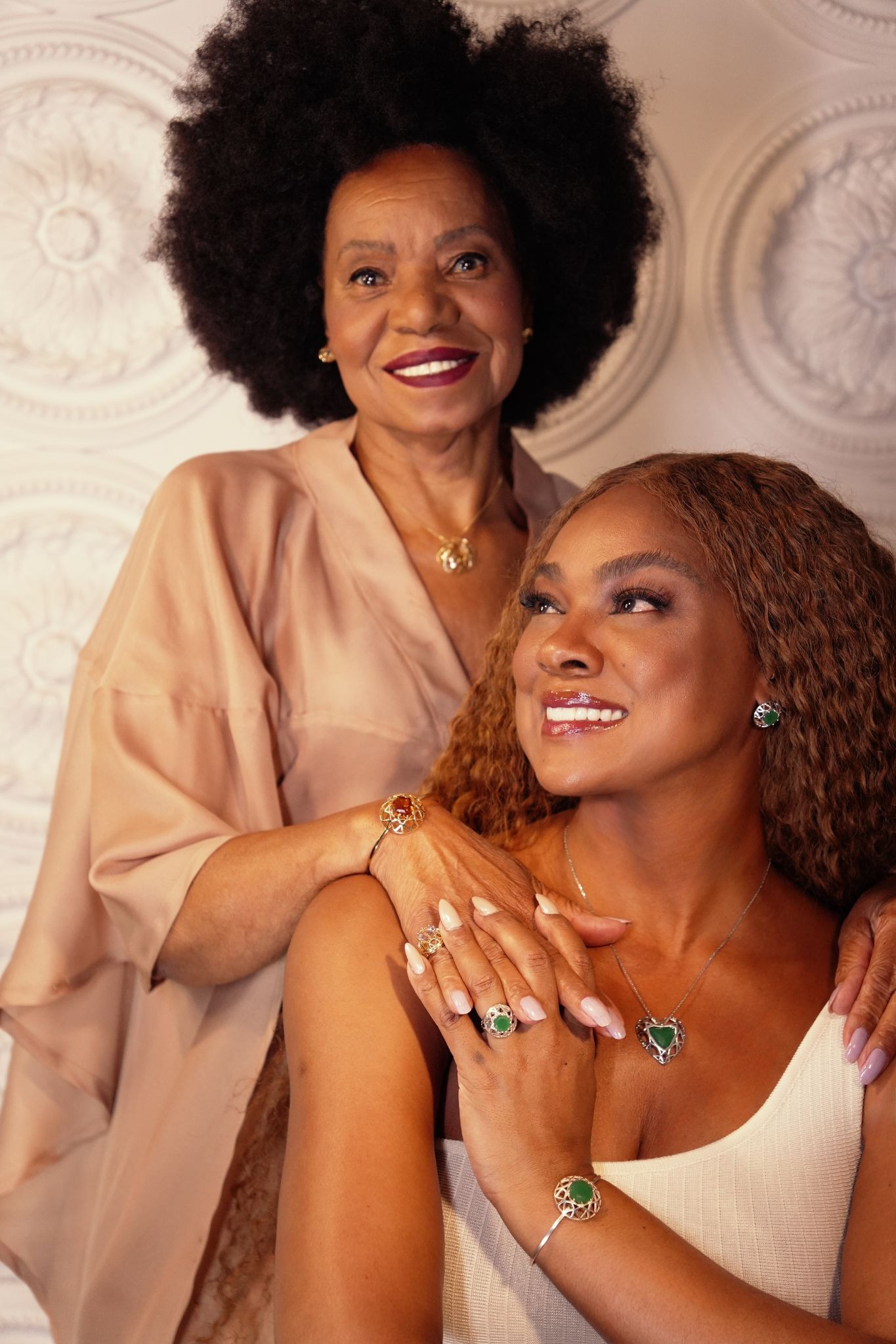 Cris Vianna e Léia Sgro apresenta nova linha da collab  “Raiz Dourada” com joias para o Dia das Mães