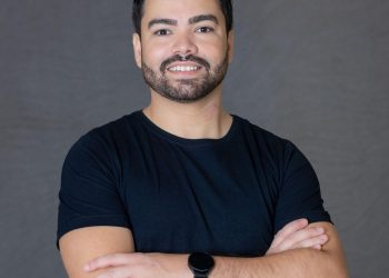 A Ana Gaming, holding que opera as marcas 7K Bet, Cassino Bet e Vera Bet, anuncia Antonio Guerardi como novo Chief Marketing Officer (CMO) da companhia. O profissional, que estava na Unidas, conta com mais de 18 anos de experiência em empresas B2B e B2C, Customer Experience (CX) e aluguel e venda de veículos. Guerardi é graduado em Comunicação e Marketing, com MBA em Administração, Negócios e Marketing pelo IBMEC e pela FGV. Também realizou formação internacional na University of Tampa – John H. Sykes College of Business, com foco em economia, inteligência artificial e empreendedorismo. “Assumir esse novo papel é um passo importante na minha carreira e me motiva pelo desafio de construir e evoluir em um segmento dinâmico. Encaro esse momento com bastante energia e senso de responsabilidade. Sei que a Ana Gaming é uma gigante do setor e quero contribuir para este processo de crescimento da empresa. Também não poderia deixar de agradecer à Unidas pelos anos de parceria, oportunidades e confiança ao longo dessa trajetória. Foi um período muito relevante na minha carreira”, afirma Guerardi. Na Unidas, Antonio atuou como CMO, acumulando também a posição de Diretor Executivo de Atendimento e Customer Experience. Ao longo desse período, liderou a integração das frentes de Marketing, CX e Relacionamento com Clientes, com atuação direta na evolução dos canais digitais e na estruturação de uma agenda consistente de crescimento orientado por dados e experiência do cliente. Entre seus principais destaques estão a liderança do rebranding da marca Unidas após o processo de fusão com a Locamerica, incluindo também o lançamento da marca Unidas Livre, ampliando a presença da companhia no segmento de assinatura de veículos. Ao longo desse período, atuou na evolução dos canais digitais, na estruturação de uma operação de marketing com forte orientação a dados e fortalecimento da integração entre marketing, atendimento e relacionamento com clientes. Antonio também liderou iniciativas de digitalização, automação e desenvolvimento da agenda de Customer Experience, apoiando a evolução dos negócios de Rent a Car, Seminovos, Fleet e assinatura de veículos, além de contribuir para o fortalecimento da cultura de centralidade no cliente na organização.