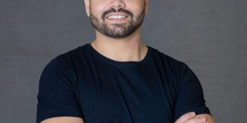 A Ana Gaming, holding que opera as marcas 7K Bet, Cassino Bet e Vera Bet, anuncia Antonio Guerardi como novo Chief Marketing Officer (CMO) da companhia. O profissional, que estava na Unidas, conta com mais de 18 anos de experiência em empresas B2B e B2C, Customer Experience (CX) e aluguel e venda de veículos. Guerardi é graduado em Comunicação e Marketing, com MBA em Administração, Negócios e Marketing pelo IBMEC e pela FGV. Também realizou formação internacional na University of Tampa – John H. Sykes College of Business, com foco em economia, inteligência artificial e empreendedorismo. “Assumir esse novo papel é um passo importante na minha carreira e me motiva pelo desafio de construir e evoluir em um segmento dinâmico. Encaro esse momento com bastante energia e senso de responsabilidade. Sei que a Ana Gaming é uma gigante do setor e quero contribuir para este processo de crescimento da empresa. Também não poderia deixar de agradecer à Unidas pelos anos de parceria, oportunidades e confiança ao longo dessa trajetória. Foi um período muito relevante na minha carreira”, afirma Guerardi. Na Unidas, Antonio atuou como CMO, acumulando também a posição de Diretor Executivo de Atendimento e Customer Experience. Ao longo desse período, liderou a integração das frentes de Marketing, CX e Relacionamento com Clientes, com atuação direta na evolução dos canais digitais e na estruturação de uma agenda consistente de crescimento orientado por dados e experiência do cliente. Entre seus principais destaques estão a liderança do rebranding da marca Unidas após o processo de fusão com a Locamerica, incluindo também o lançamento da marca Unidas Livre, ampliando a presença da companhia no segmento de assinatura de veículos. Ao longo desse período, atuou na evolução dos canais digitais, na estruturação de uma operação de marketing com forte orientação a dados e fortalecimento da integração entre marketing, atendimento e relacionamento com clientes. Antonio também liderou iniciativas de digitalização, automação e desenvolvimento da agenda de Customer Experience, apoiando a evolução dos negócios de Rent a Car, Seminovos, Fleet e assinatura de veículos, além de contribuir para o fortalecimento da cultura de centralidade no cliente na organização.