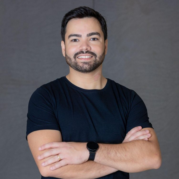 A Ana Gaming, holding que opera as marcas 7K Bet, Cassino Bet e Vera Bet, anuncia Antonio Guerardi como novo Chief Marketing Officer (CMO) da companhia. O profissional, que estava na Unidas, conta com mais de 18 anos de experiência em empresas B2B e B2C, Customer Experience (CX) e aluguel e venda de veículos. Guerardi é graduado em Comunicação e Marketing, com MBA em Administração, Negócios e Marketing pelo IBMEC e pela FGV. Também realizou formação internacional na University of Tampa – John H. Sykes College of Business, com foco em economia, inteligência artificial e empreendedorismo. “Assumir esse novo papel é um passo importante na minha carreira e me motiva pelo desafio de construir e evoluir em um segmento dinâmico. Encaro esse momento com bastante energia e senso de responsabilidade. Sei que a Ana Gaming é uma gigante do setor e quero contribuir para este processo de crescimento da empresa. Também não poderia deixar de agradecer à Unidas pelos anos de parceria, oportunidades e confiança ao longo dessa trajetória. Foi um período muito relevante na minha carreira”, afirma Guerardi. Na Unidas, Antonio atuou como CMO, acumulando também a posição de Diretor Executivo de Atendimento e Customer Experience. Ao longo desse período, liderou a integração das frentes de Marketing, CX e Relacionamento com Clientes, com atuação direta na evolução dos canais digitais e na estruturação de uma agenda consistente de crescimento orientado por dados e experiência do cliente. Entre seus principais destaques estão a liderança do rebranding da marca Unidas após o processo de fusão com a Locamerica, incluindo também o lançamento da marca Unidas Livre, ampliando a presença da companhia no segmento de assinatura de veículos. Ao longo desse período, atuou na evolução dos canais digitais, na estruturação de uma operação de marketing com forte orientação a dados e fortalecimento da integração entre marketing, atendimento e relacionamento com clientes. Antonio também liderou iniciativas de digitalização, automação e desenvolvimento da agenda de Customer Experience, apoiando a evolução dos negócios de Rent a Car, Seminovos, Fleet e assinatura de veículos, além de contribuir para o fortalecimento da cultura de centralidade no cliente na organização.