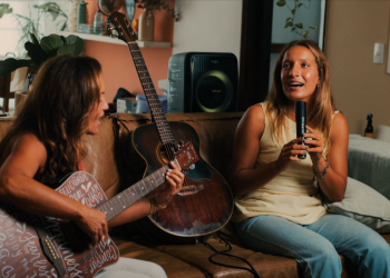 Alexia Leal Monteiro, embaixadora WAAW e sua mãe Regiane Leal - foto de divulgação WAAW by Alok