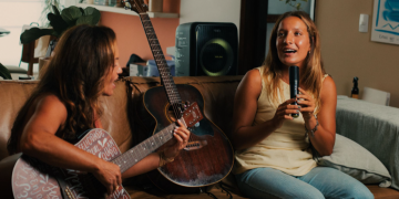 Alexia Leal Monteiro, embaixadora WAAW e sua mãe Regiane Leal - foto de divulgação WAAW by Alok