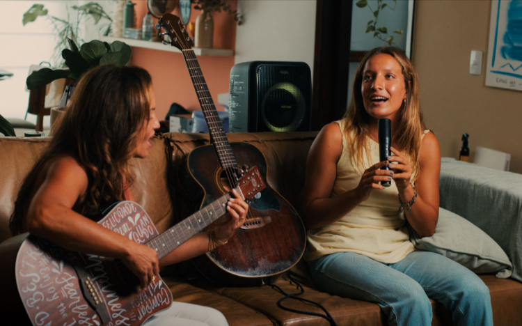 Alexia Leal Monteiro, embaixadora WAAW e sua mãe Regiane Leal - foto de divulgação WAAW by Alok