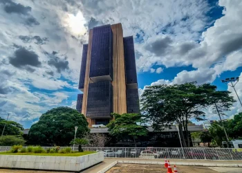 juros altos pressionam a economia