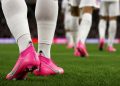 Como o mar de chuteiras rosas na Copa prova o efeito manada do branding e transfere a disputa do design para a velocidade da operação local