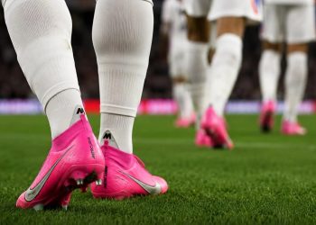 Como o mar de chuteiras rosas na Copa prova o efeito manada do branding e transfere a disputa do design para a velocidade da operação local