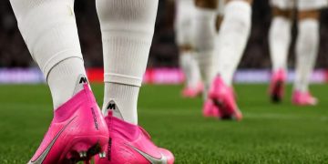 Como o mar de chuteiras rosas na Copa prova o efeito manada do branding e transfere a disputa do design para a velocidade da operação local